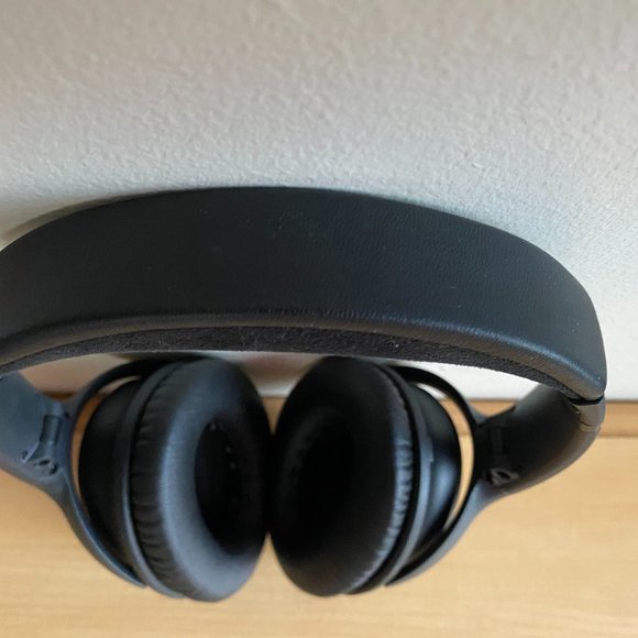 Bose QuietComfort 35 Noise Cancelling Headphones - Picture 11 of 13